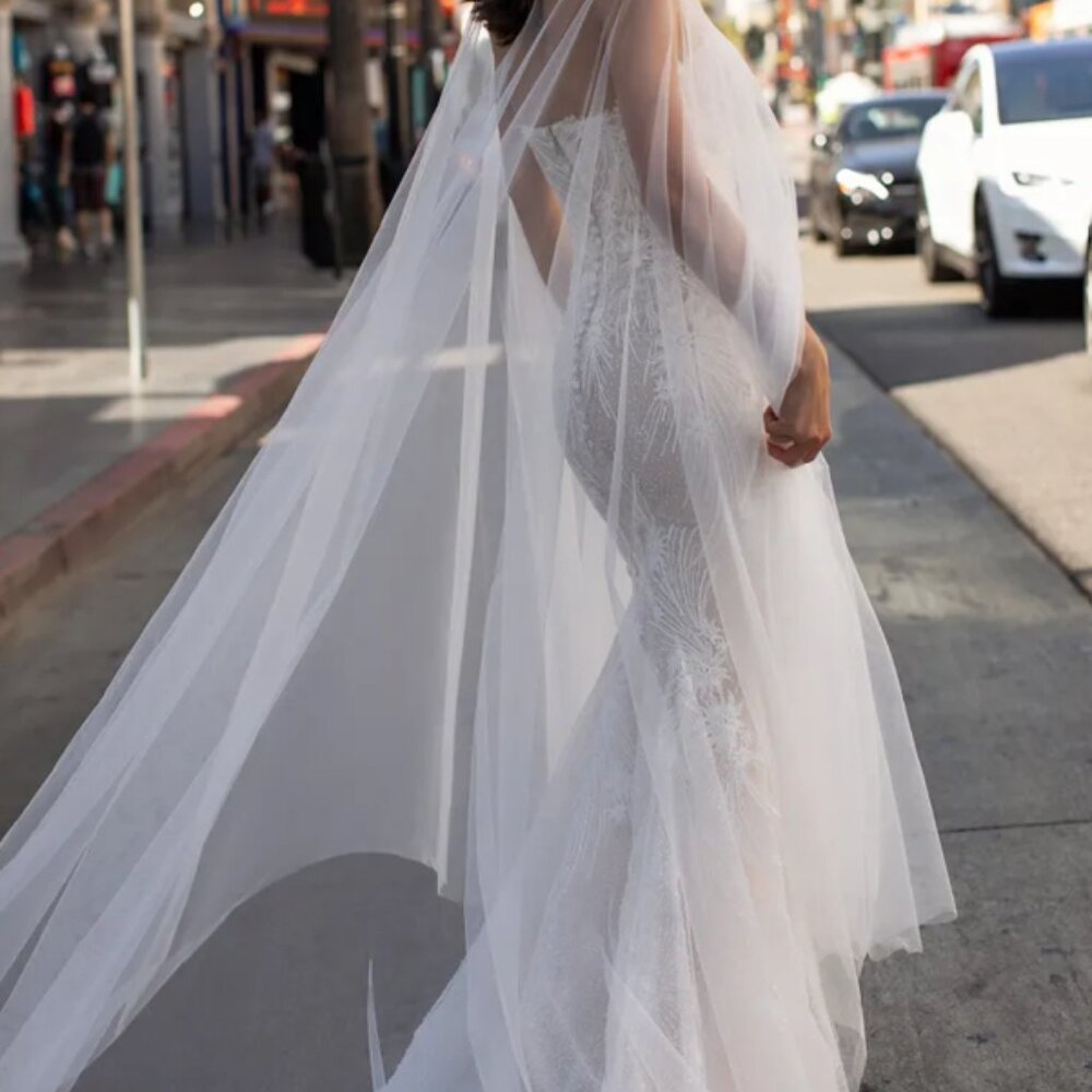 Pronovias LANSBURY wedding dress - Picture 3 of 11